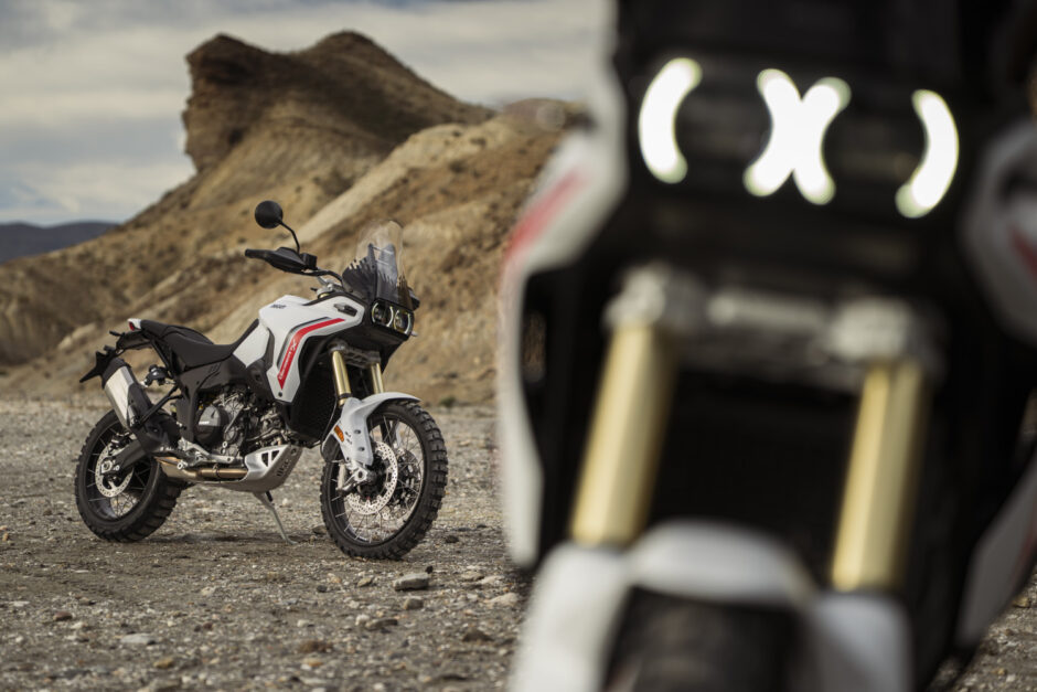 Nuova Ducati DesertX 2026, enduro totale con V2 e telaio monoscocca