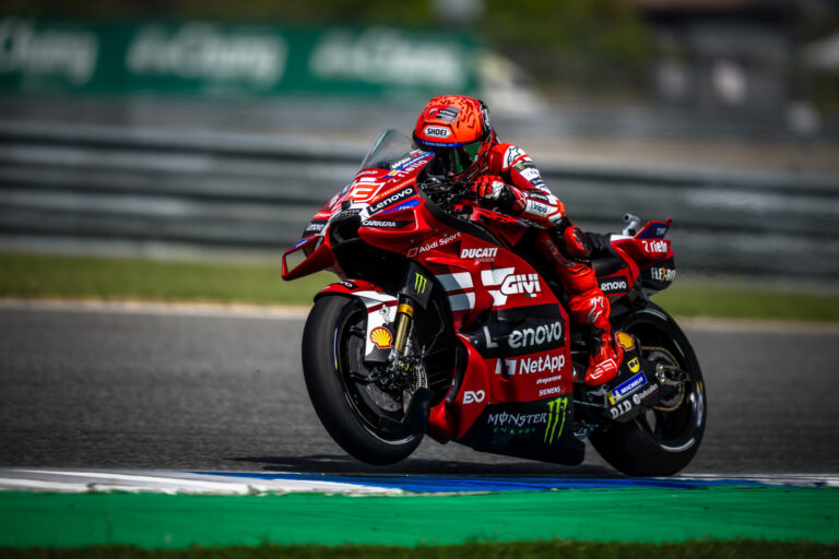 Marquez sfiora il colpo nella Sprint thailandese, Bagnaia solo nono