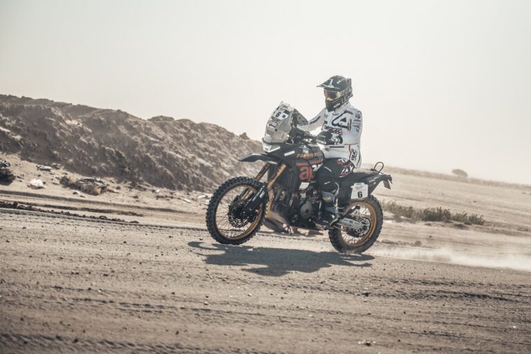 Seleziona Africa Eco Race 2026, Aprilia Tuareg in difesa nella tappa 7 Africa Eco Race 2026, Aprilia Tuareg in difesa nella tappa 7