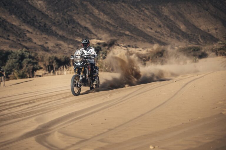 Africa Eco Race 2026, nona tappa: Menichini guida le Aprilia Tuareg