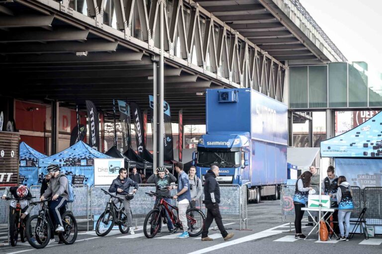 EICMA 2017, e-bike protagoniste: folla in coda per i test