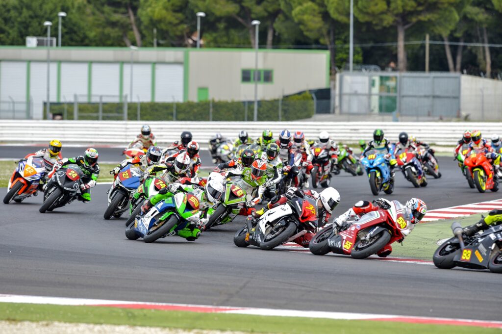 CIV a Misano, giro di boa tra duelli accesi e re Pirro