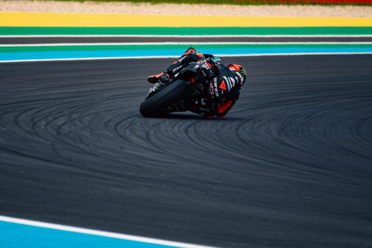 Aprilia protagonista nella sprint MotoGP in Brasile con tre moto in top five