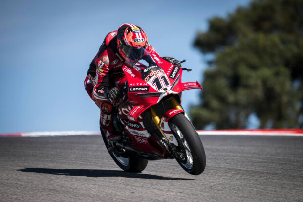 Portimão, Bulega subito protagonista: è secondo nelle libere WSBK