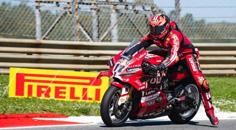Bulega fa tris a Portimão: Ducati e Pirelli riscrivono il WorldSBK