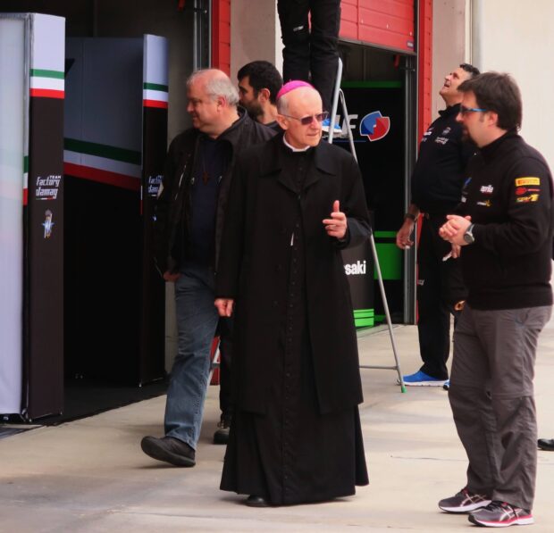 I preti motociclisti in visita alla Superbike di Imola