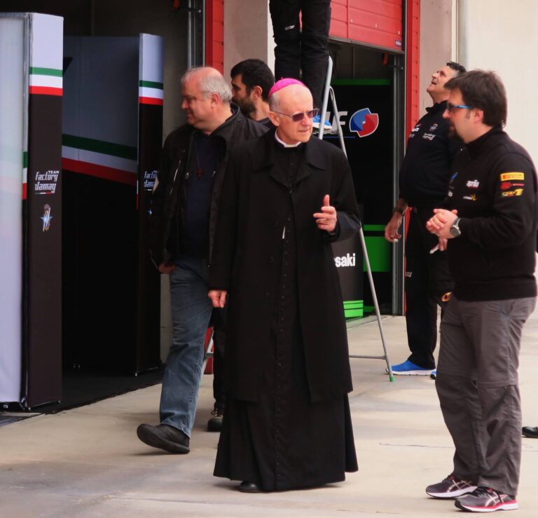 I preti motociclisti in visita alla Superbike di Imola