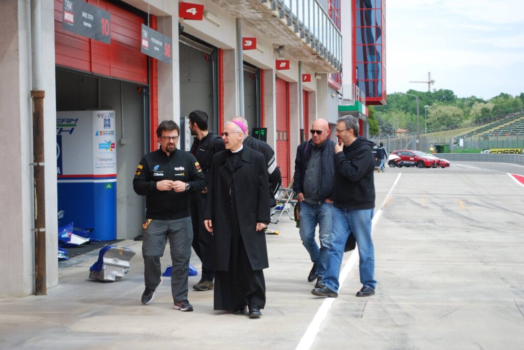 I preti motociclisti in visita alla Superbike di Imola