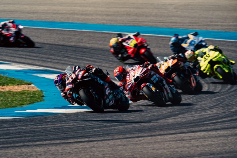 MotoGP Buriram 2026, Bezzecchi e Aprilia dominano la gara inaugurale