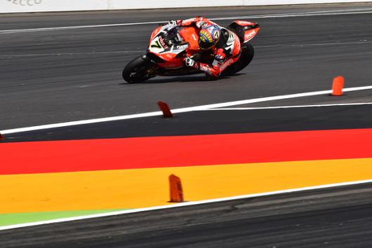 WorldSBK Lausitzring, doppietta di Davies e festa Ducati con Pirelli protagonista