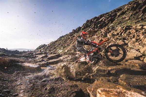 KTM 250 e 300 EXC TPI, le prime enduro 2T a iniezione di serie