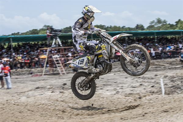 MXGP Indonesia, fango e caos: brilla il rookie Husqvarna Kjer-Olsen