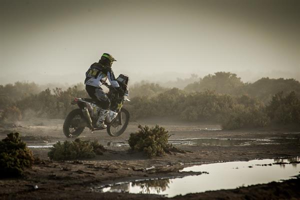 Dakar, caos meteo e frane: Quintanilla resta 2°, Renet 7°
