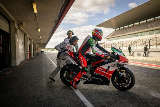 Lowes domina i test SBK bagnati di Portimão