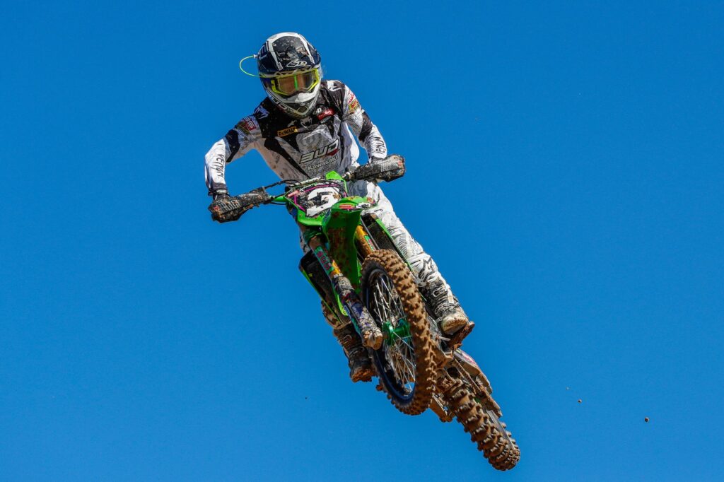 Bud Racing Kawasaki domina l’MX2 Elite a Castelnau