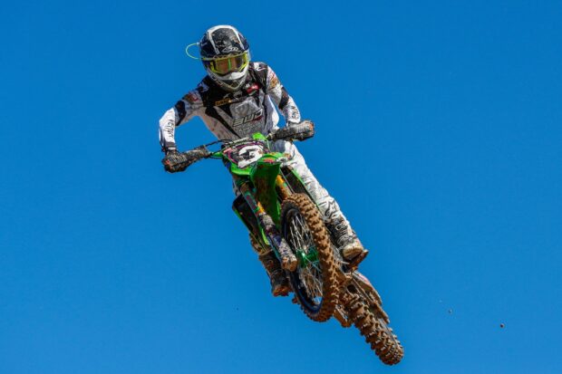 Bud Racing Kawasaki domina l’MX2 Elite a Castelnau