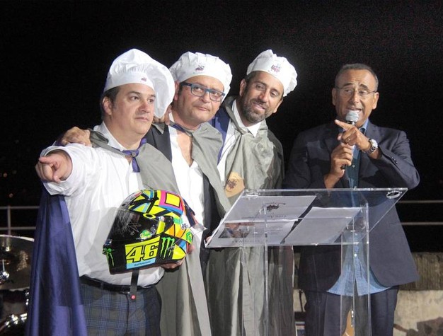 Un casco di Valentino Rossi per la solidarietà a Firenze