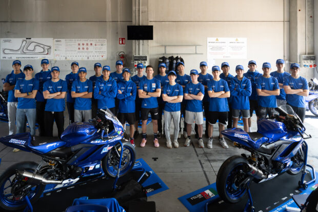 Piloti della FIM R3 bLU cRU con le Yamaha R3 durante il test al Cremona Circuit