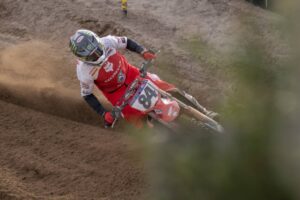 Jeffrey Herlings con la Honda HRC PETRONAS sulla sabbia di Riola Sardo durante le qualifiche