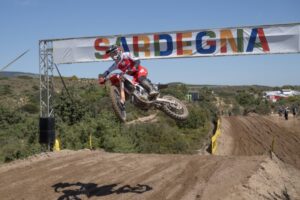 Jeffrey Herlings con la Honda HRC PETRONAS sulla sabbia di Riola Sardo dopo la pole