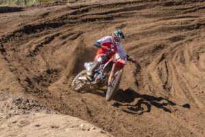 Jeffrey Herlings sulla sabbia profonda di Riola Sardo durante le qualifiche MXGP con il team Honda HRC PETRONAS