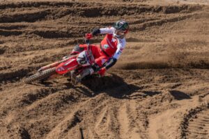Jeffrey Herlings con la Honda HRC PETRONAS CRF450RW sulla sabbia di Riola Sardo durante le qualifiche MXGP