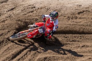 Jeffrey Herlings con la Honda HRC PETRONAS nella sabbia di Riola Sardo durante le qualifiche MXGP