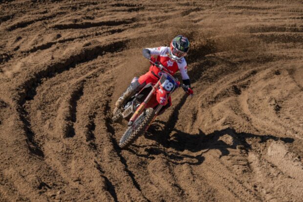 Jeffrey Herlings sulla Honda HRC PETRONAS nella sabbia di Riola Sardo durante le qualifiche MXGP