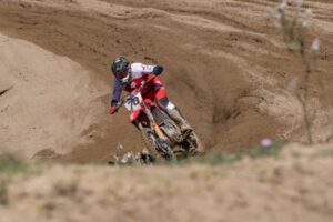 Jeffrey Herlings sulla Honda HRC PETRONAS nella sabbia di Riola Sardo dopo la pole