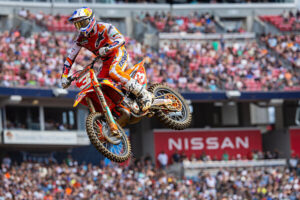 Piloti Red Bull KTM Factory Racing in azione al Nashville Supercross 450 con la KTM 450 SX-F Factory Edition