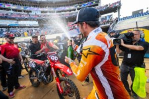 Hunter Lawrence, vincitore AMA Supercross Nashville, con la CRF450RWE del team Honda HRC Progressive