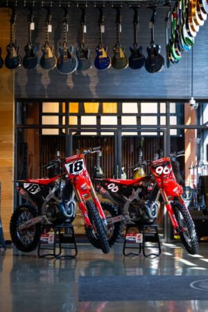 Hunter Lawrence su CRF450RWE Honda al Supercross Nashville, vincitore del main event 450SX