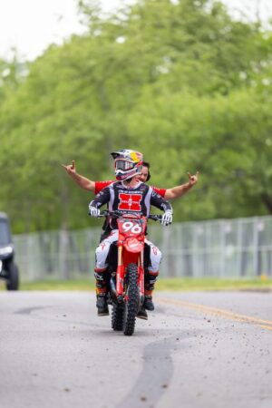 Hunter Lawrence con la CRF450RWE Honda HRC Progressive dopo il successo a Nashville
