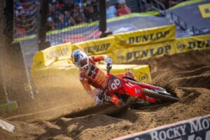 Hunter Lawrence su CRF450R al Supercross di Nashville, nuovo leader del campionato 450SX