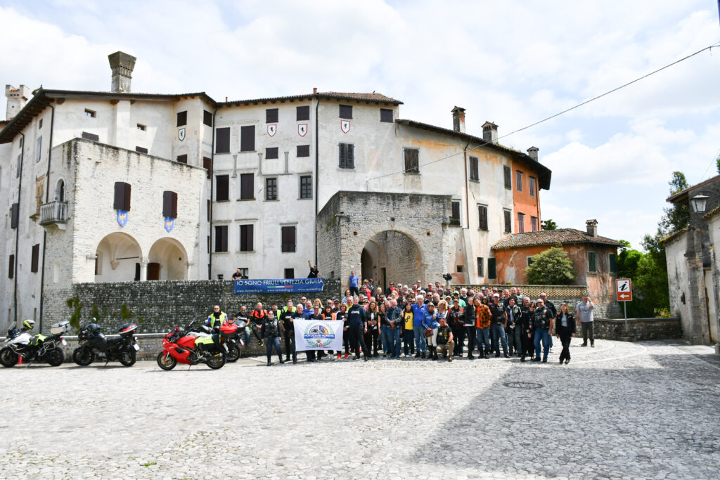 Gruppo di motociclisti partecipanti ai MotoTours Biker Fest tra Lignano e l'entroterra friulano