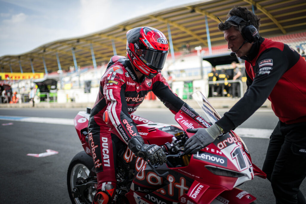 Nicolò Bulega con la Ducati Aruba.it al TT Circuit di Assen, protagonista delle prove libere