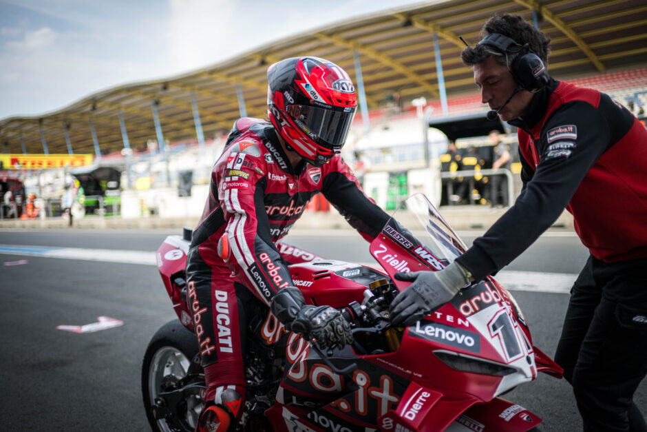 Nicolò Bulega con la Ducati Aruba.it al TT Circuit di Assen, protagonista delle prove libere