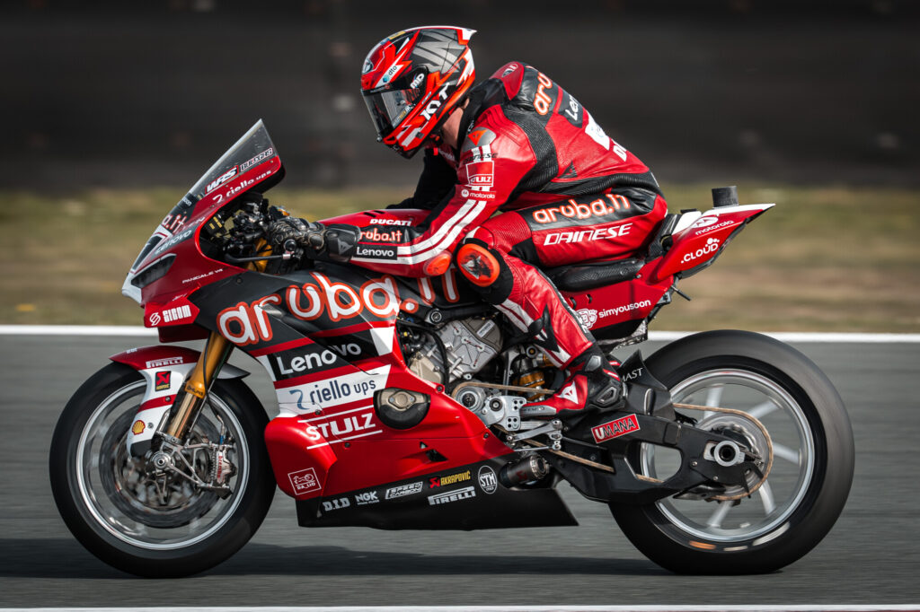 Panigale Aruba.it Racing a Assen con Bulega protagonista delle prove libere