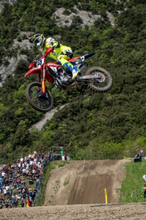 Pilota Honda HRC PETRONAS in azione a Pietramurata durante l'MXGP Trentino 2026