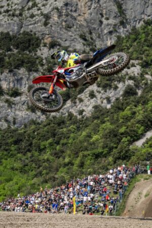Pilota MXGP in azione sul tracciato di Pietramurata durante l'MXGP Trentino 2026