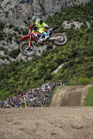 Pilota MXGP in azione a Pietramurata durante l'MXGP Trentino 2026