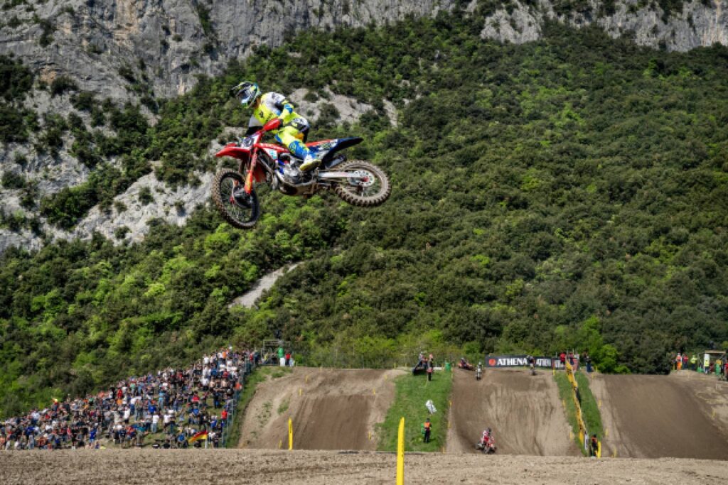 Pilota MXGP in azione a Pietramurata durante il weekend del MXGP Trentino 2026