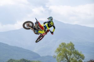 Tom Vialle in lotta per la leadership durante le qualifiche MXGP Trentino 2026