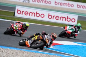Nicolo Bulega con la Ducati Panigale dopo la tripletta al Dutch Round di Assen