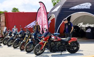 Parata finale di moto e auto americane al raduno Indian Motorcycle a Brooklands