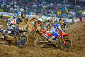 Hunter Lawrence al Philadelphia Supercross 2026 in gara per il podio nella classe 450SX