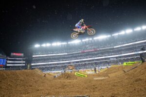 Hunter Lawrence su Honda CRF450RWE nel fango del Philadelphia Supercross 2026, terzo in gara