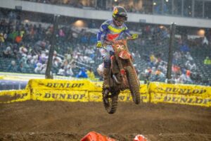 Hunter Lawrence su Honda CRF450RWE nel fango del Philadelphia Supercross 2026, terzo posto nella classifica 450SX
