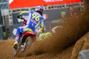 Hunter Lawrence con la CRF450RWE sul tracciato fangoso del Philadelphia Supercross 2026