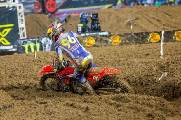 Hunter Lawrence su Honda CRF450RWE al Philadelphia Supercross 2026, terzo posto nella finale 450SX
